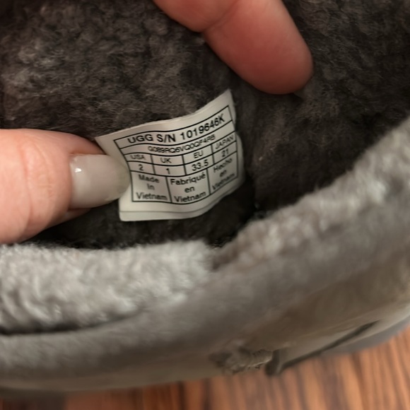 Grey UGG boots for kids, US Size 2 - Picture 3 of 4